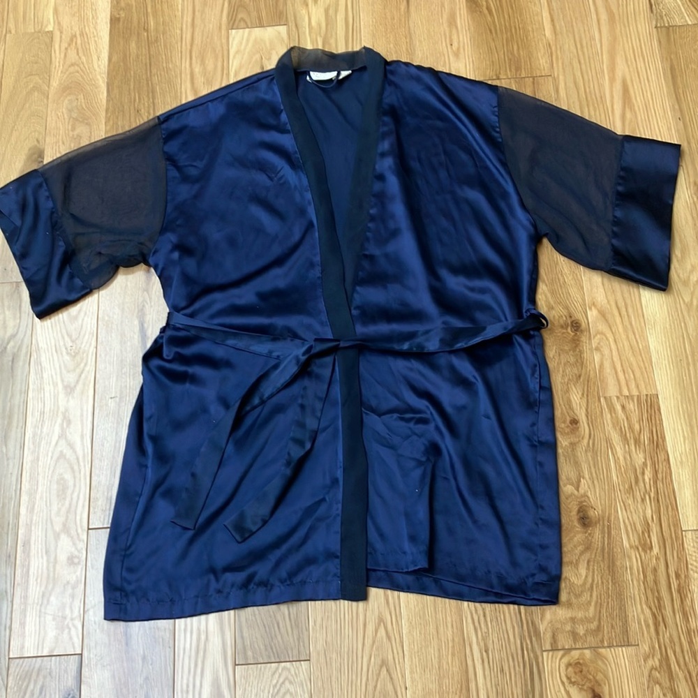 Vintage Victoria’s Secret short robe, sheer sleeves, with pockets! Large